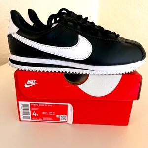 Nike Cortez Basic Youth Sneakers in Black & White Size 4Y/5Women’s Excellent!!